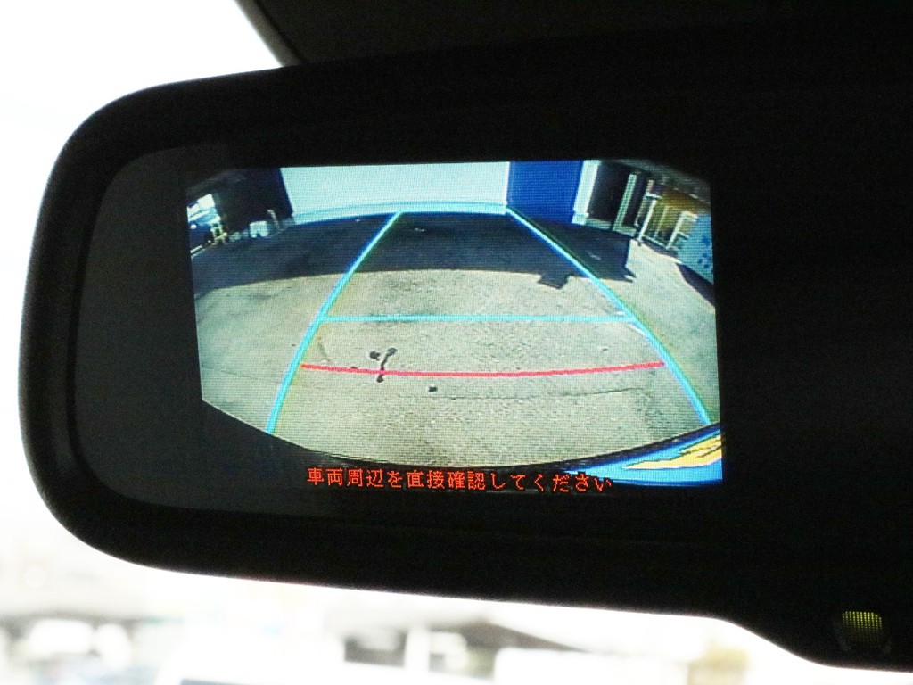 バックカメラ付き防眩ミラーを搭載！　ナビ連動施工済みなので、バックカメラの映像はルームミラーとナビモニター両方に描写されます。