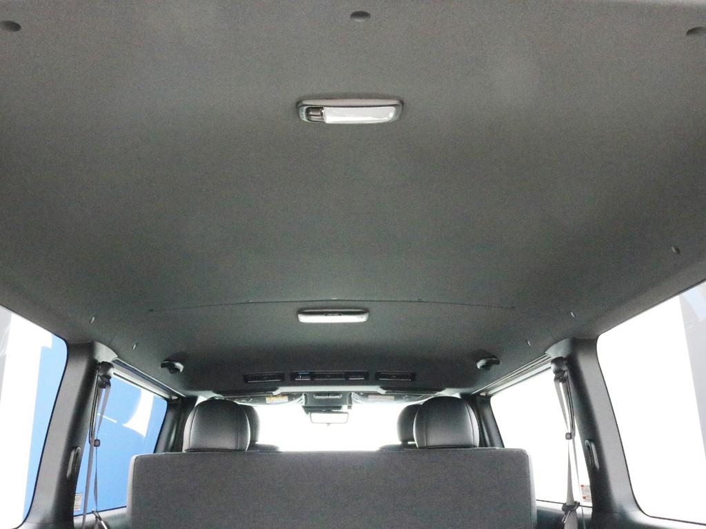 ダークプライムⅡ特別仕様なのでダークルーフ＆ブラックピラーになっています。車内に高級感が漂っています。