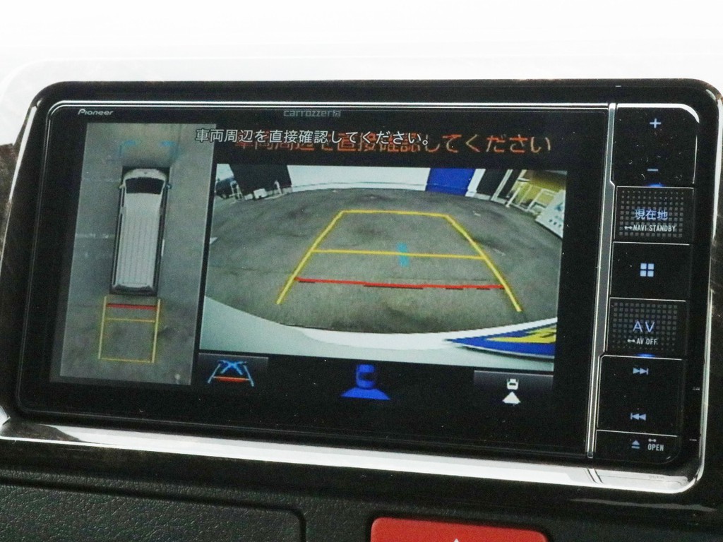 カロッツェリアSDフルセグナビを搭載！　ナビとしては勿論、オーディオや映像モニターとしてもご活用頂けます。バックカメラ、パノラミックビューモニターの映像はナビモニターに描写されます。