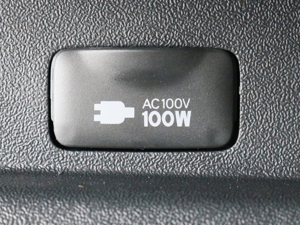 あると便利なAC100V電源も設置されています。携帯電話等のモバイル端末の充電にご活用頂けます。