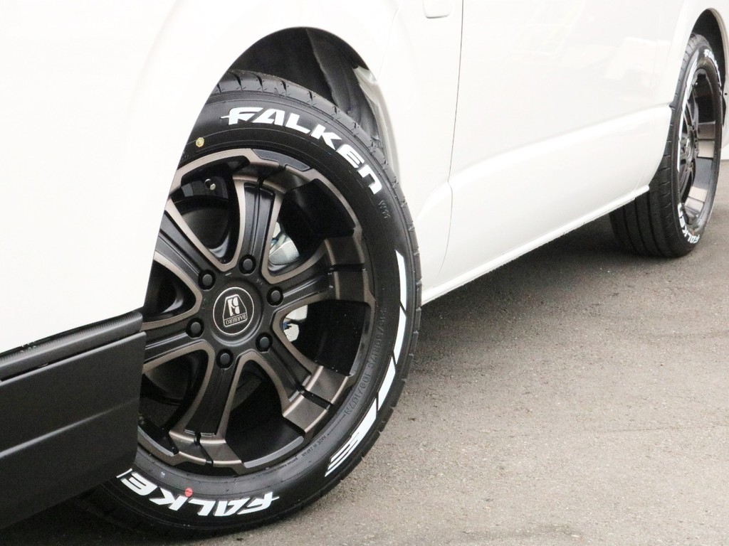 足元にはディープス　17インチAWを装着！　タイヤはFALKEN W11ホワイトレタータイヤを装着しています。