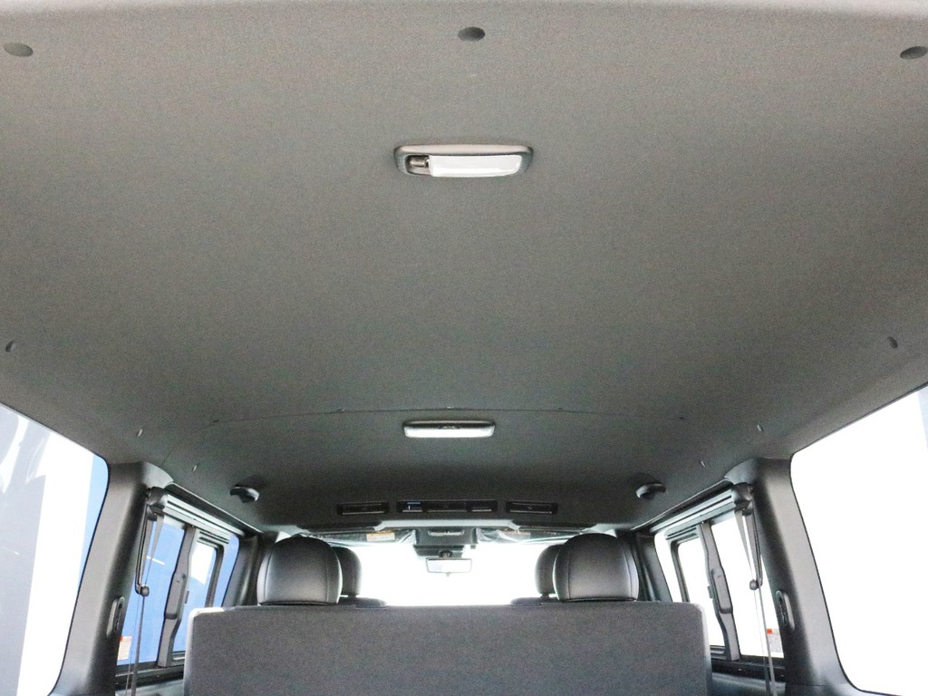 ダークプライムⅡ特別仕様なのでダークルーフ＆ブラックピラーになっています。車内に高級感が漂っています。