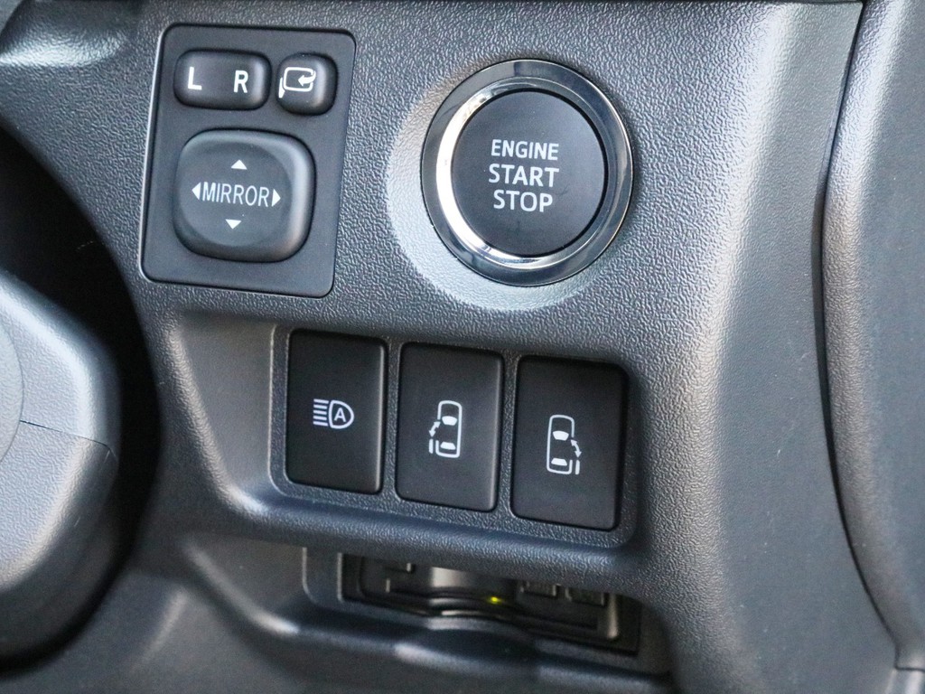 ダークプライムⅡ特別仕様車なのでプッシュスタート＆スマートエントリーを標準装備！　勿論ハイウェイドライブの必需品ETCも完備しています。