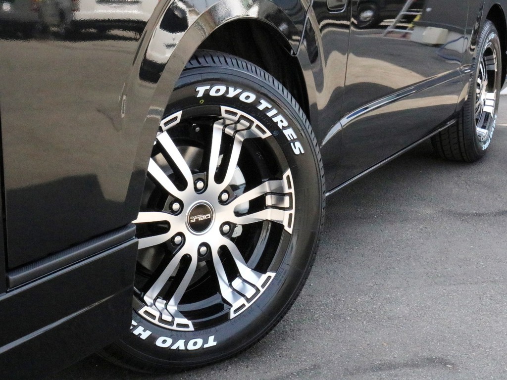 FLEXオリジナルDelf02　17インチAWを装着済み！　タイヤはTOYO　H20ホワイトレタータイヤを合わせました。