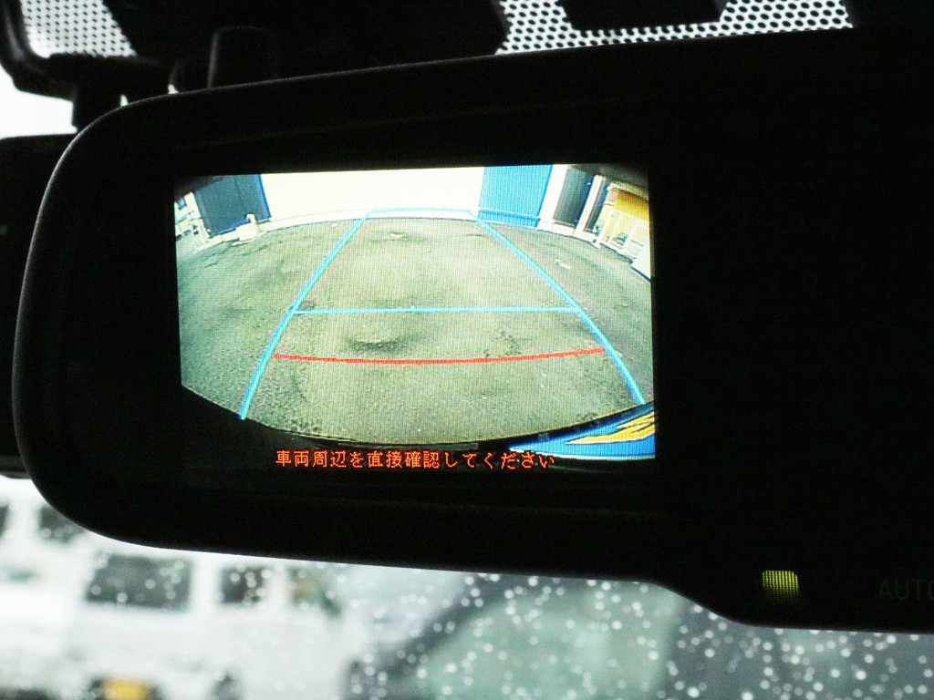 メーカーオプションのバックカメラ内蔵自動防眩ミラーが設置されています。ナビモニターのバックカメラ映像と共に駐車時等のドライビングをアシストします。