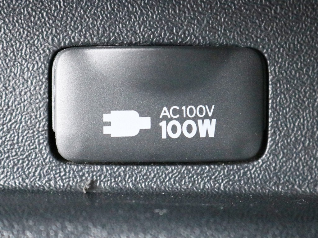 あると便利なAC100V電源も設置されています。携帯電話等のモバイル端末の充電にご活用頂けます。
