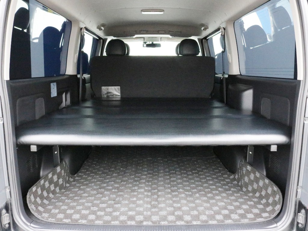 リヤハッチを開くと十分な荷室スペースと設置されたベッドキットが現れます。車中泊に対応すると共に、荷物を2段で置けるようにもなります。