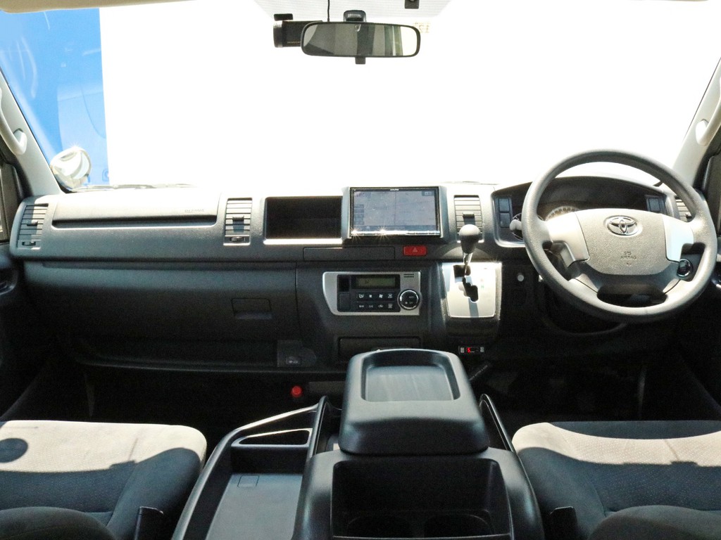 電装系はアルパイン(X8)フルセグナビを搭載。勿論、ハイウェイドライブの必需品ETCもビルトイン済みです！　メーカーオプションのSRS助手席エアバック、AC100V電源も揃っています！