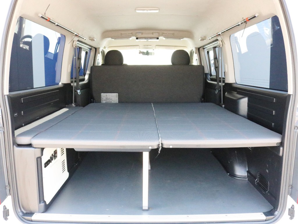 リヤハッチを開くと十分な荷室スペースと設置されたベッドキットが現れます。車中泊に対応すると共に、荷物を2段で置けるようにもなります。