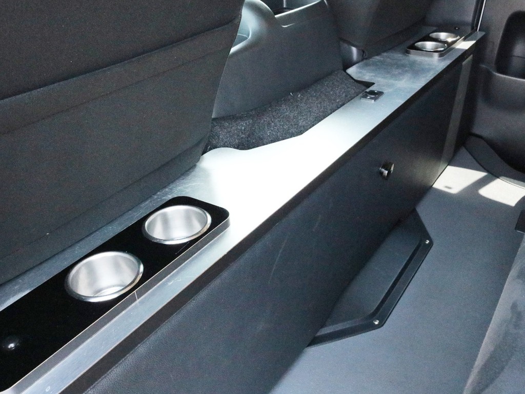 2列目シートの前にはセカンドテーブルが設置されています。セカンドテーブルにはドリンクホルダーも完備しています。
