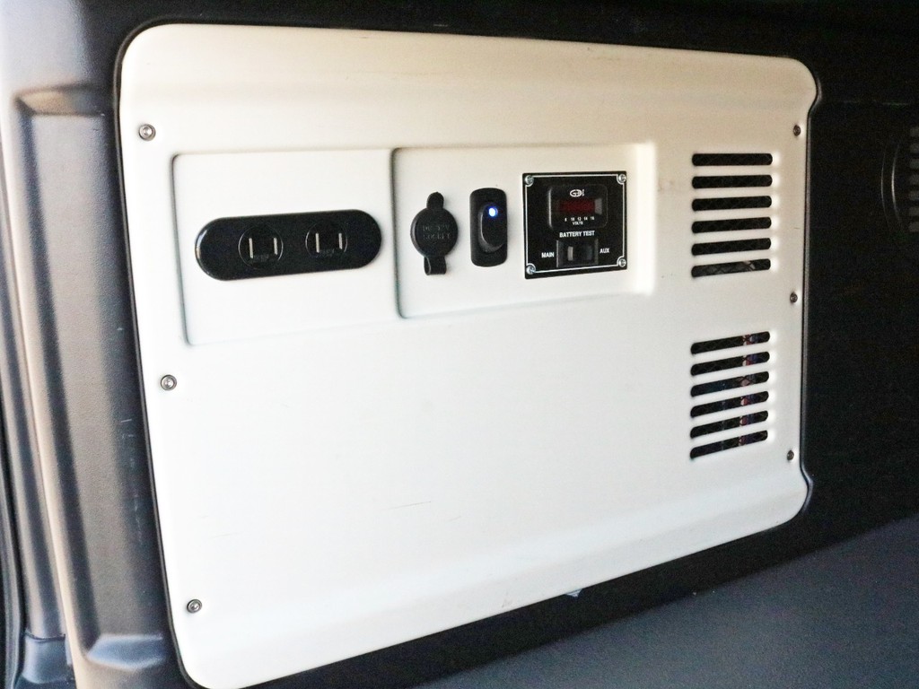 架装オプション走行充電付き補助バッテリー搭載！　車中泊やレジャーを快適に過ごす事ができます。