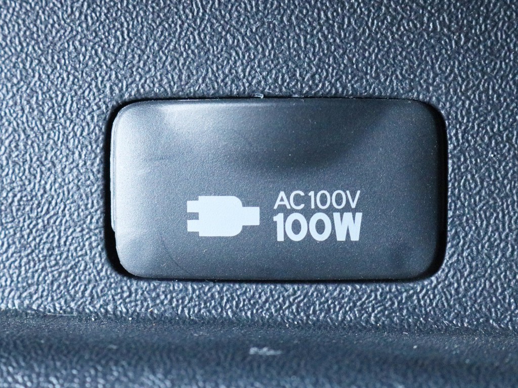 あると便利なAC100V電源も設置されています。携帯電話等のモバイル端末の充電にご活用頂けます。