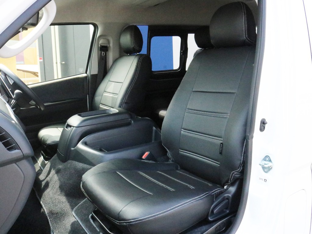 FLEXオリジナルレザー調シートカバーを装着済み！　車内に統一感を与えると共に、純正シートの保護効果も期待出来ます。
