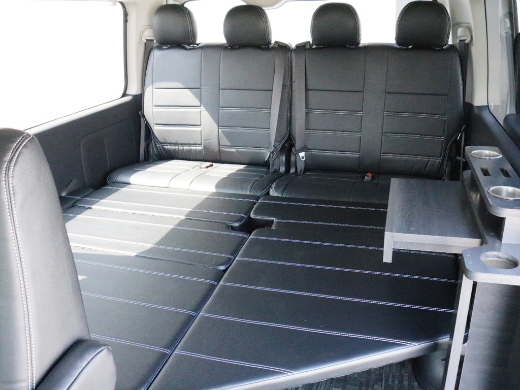 FLEXシートアレンジVer1.5を車中泊可能なフルフラットにした状態です。右手に見えるドリンクや小物が置けるサイドテーブルも車中泊時に便利です。