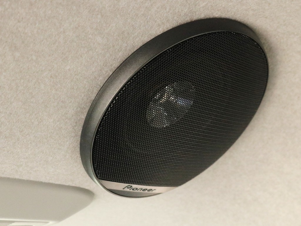 フリップダウンモニターの両脇には後席に素晴らしい音響を与えるルーフスピーカーが設置されています。