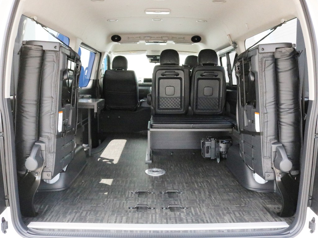 リヤハッチを開き、4列目シートを跳ね上げ収納すれば十分な荷室スペースが確保出来ます。ベッドパネルを外し、3列目シートを跳ね上げ収納すればもっと広々とした荷室スペースが確保可能です！