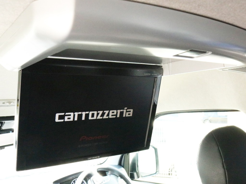 カロッツェリア　フリップダウン後席モニターを搭載！　車中泊時に重宝し、後席に座るゲストを退屈させません！