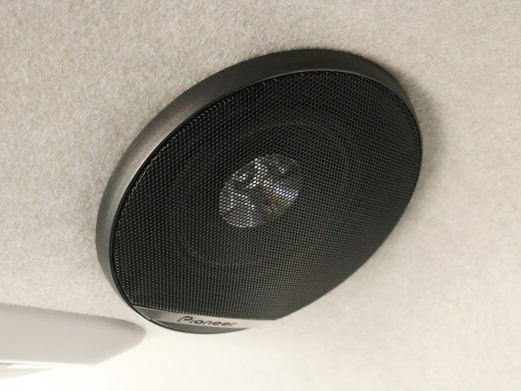 フリップダウンモニターの両脇には後席に素晴らしい音響を与えるルーフスピーカーが設置されています。