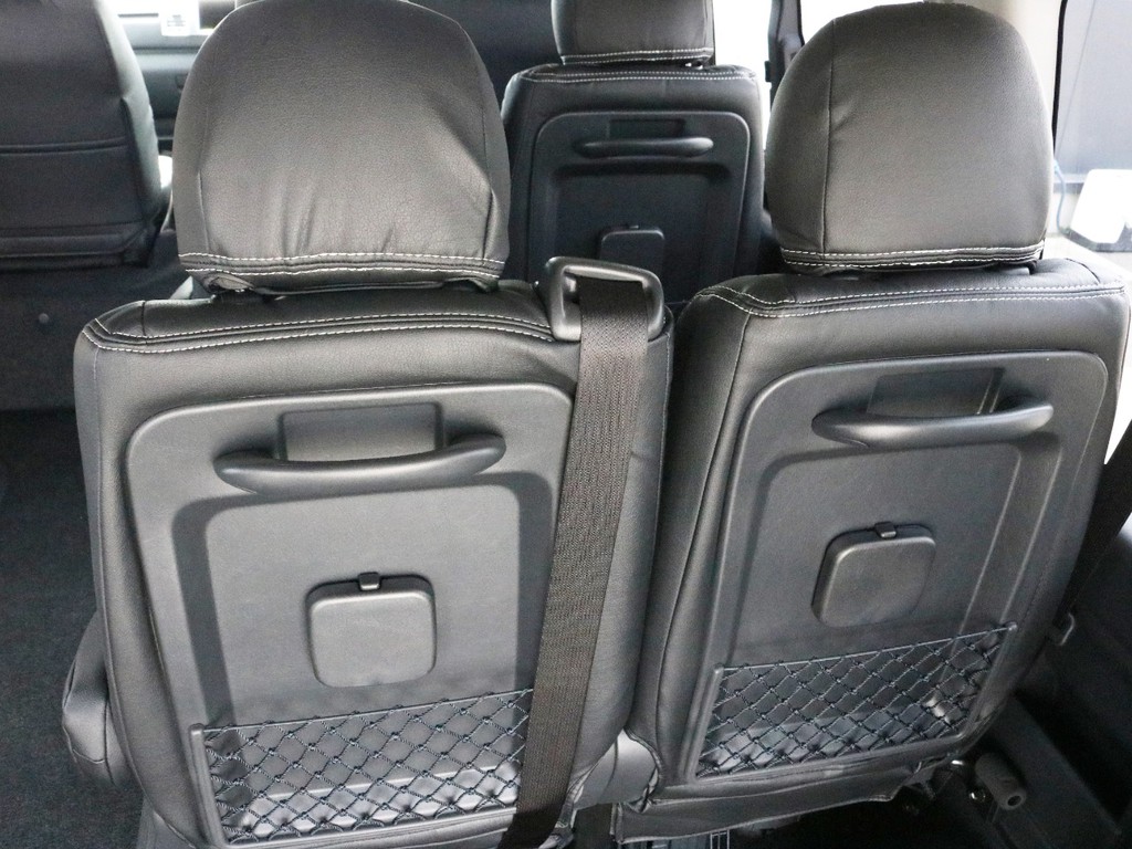 2列目、3列目シートの背面にはドリンクホルダーと荷物入れネットが設置されています。