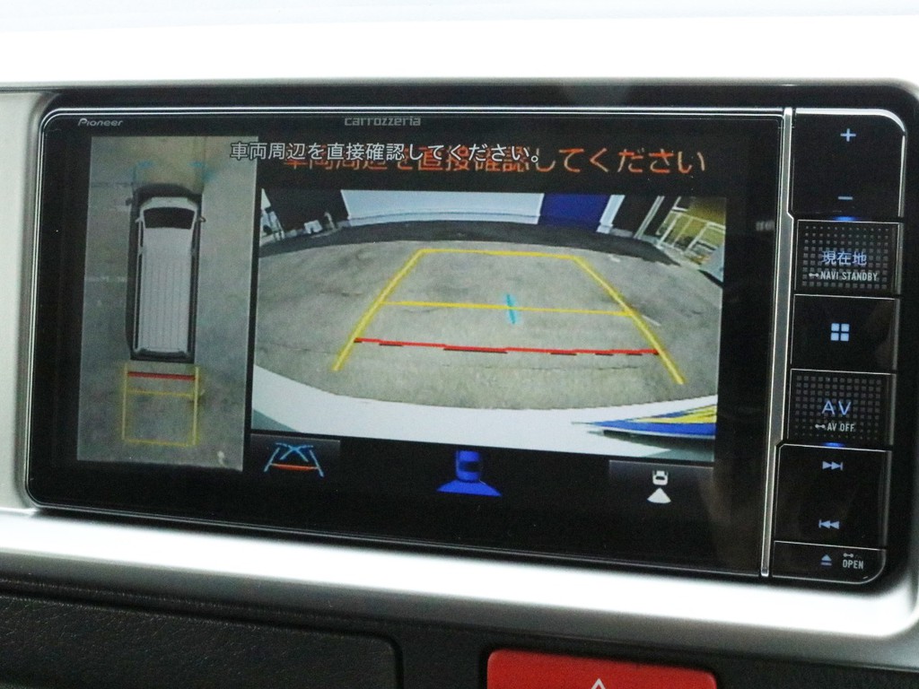 カロッツェリアSDフルセグナビを搭載！　ナビとしては勿論、オーディオや映像モニターとしてもご活用頂けます。パノラミックビューモニターや、バックカメラの映像はナビモニターに描写されます。