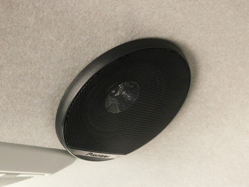 フリップダウンモニターの両脇には後席に素晴らしい音響を与えるルーフスピーカーが設置されています。