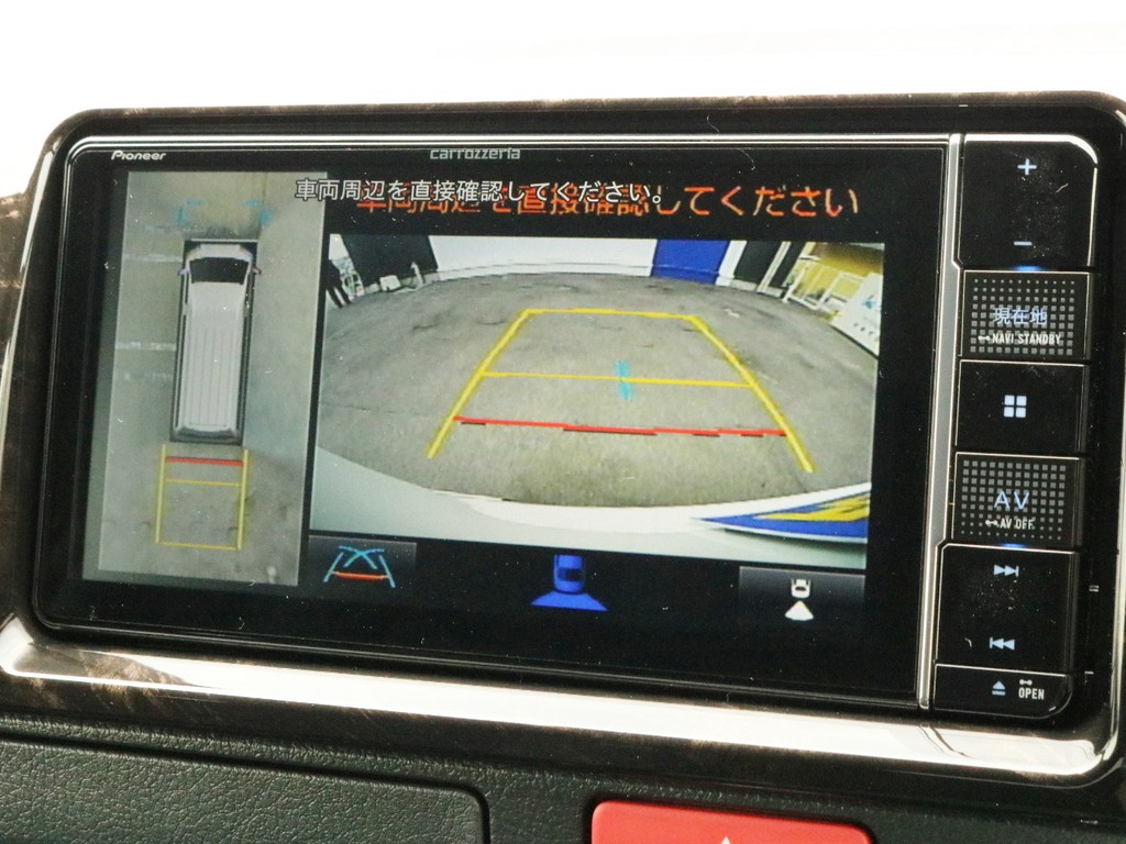 カロッツェリアSDフルセグナビを搭載！　ナビとしては勿論、オーディオや映像モニターとしてもご活用頂けます。バックカメラやパノラミックビューモニターの映像はナビモニターに出力されます。