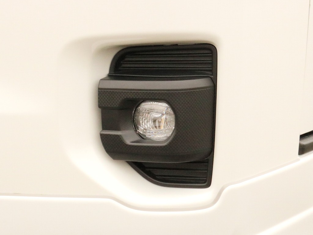 新型ではフォグランプLED化＆小型化されスタイリッシュになっています。
