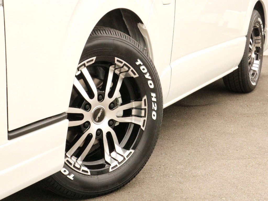 FLEXオリジナルDelf02　17インチAWを装着し、タイヤはTOYO　H20ホワイトレタータイヤを合わせました。