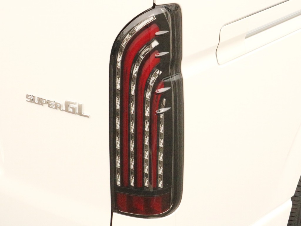 FLEXオリジナル煌レッドLEDテールランプを装着済み！　視認性、デザイン性、実用性全てに優れた一品です。