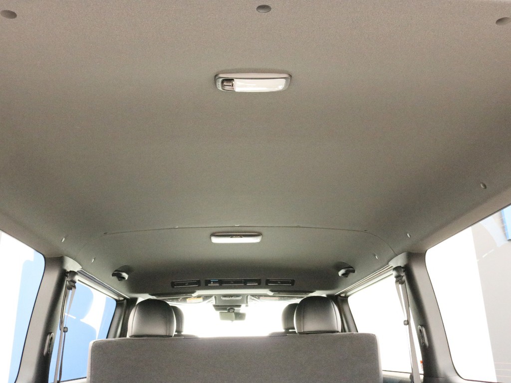ダークプライムⅡ特別仕様なのでダークルーフ＆ブラックピラーになっています。車内に高級感が漂っています。