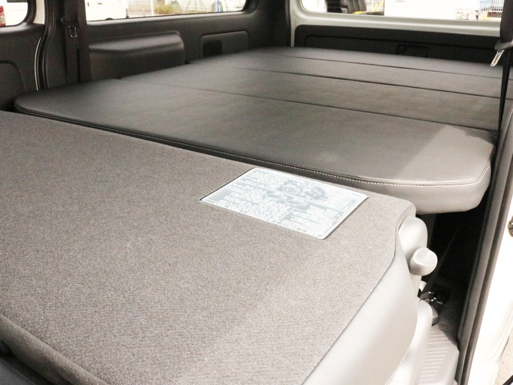 2列目シートを前方へ倒すことによって荷室全体をほぼフルフラット化することが可能です。
