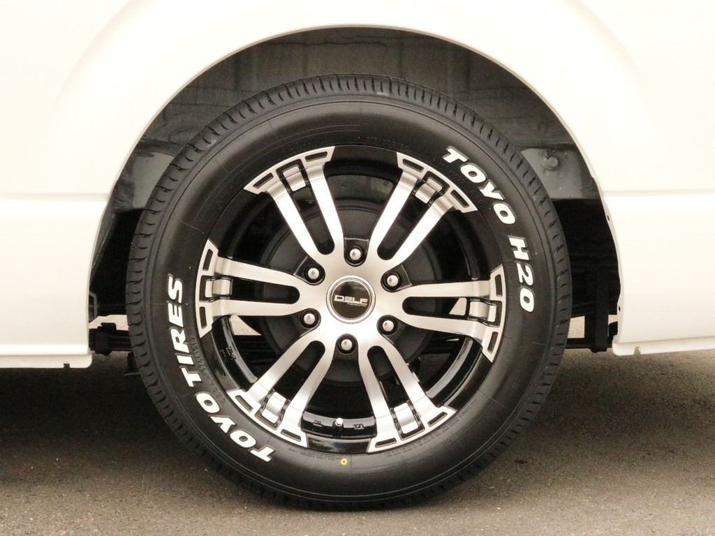 FLEXオリジナルDelf02　17インチAWを装着し、タイヤはTOYO　H20ホワイトレタータイヤを合わせました。