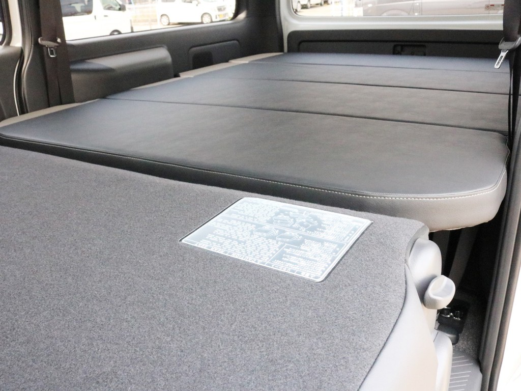 2列目シートを前方へ倒すことによって荷室全体をほぼフルフラット化することが可能です。