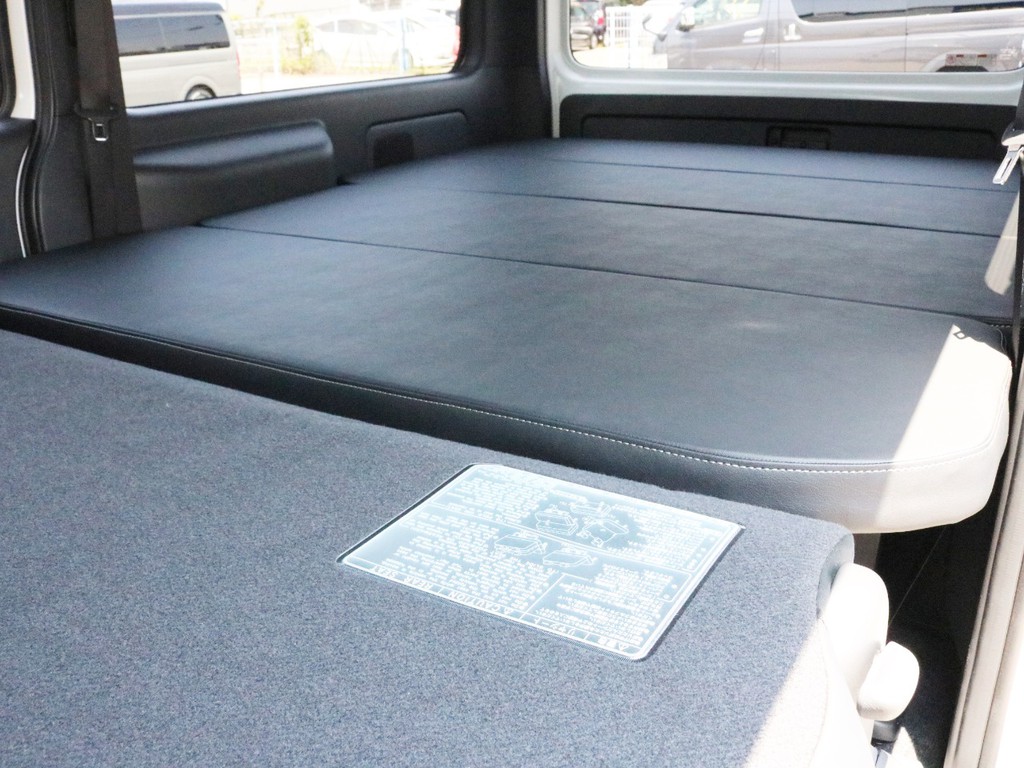 2列目シートを前方へ倒すことによって荷室全体をほぼフルフラット化することが可能です。