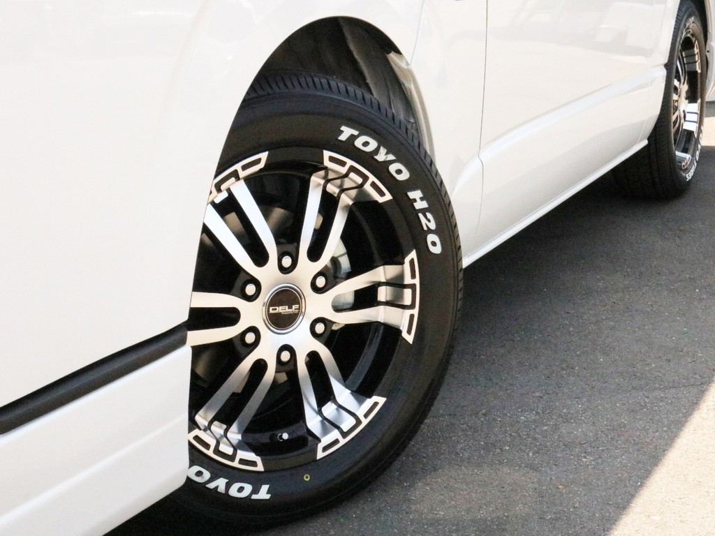 FLEXオリジナルDelf02　17インチAWを装着済み！　タイヤはTOYO　H20ホワイトレタータイヤを合わせました。