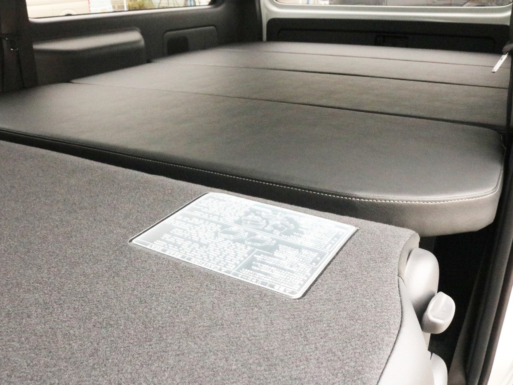 2列目シートを前方へ倒すことによって荷室全体をほぼフルフラット化することが可能です。