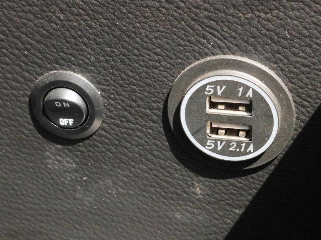 スライドドアを開いて右手にあるパネルを外すと、USB充電端子が設置されています。携帯電話などモバイル端末の充電などにご活用頂けます。