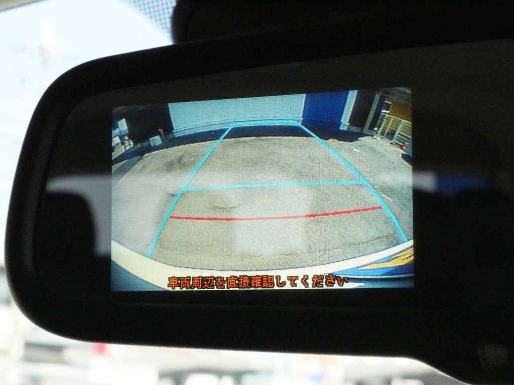 メーカーオプションのバックカメラ内蔵自動防眩ミラーが設置されています。ナビモニターのバックカメラ映像と共に駐車時等のドライビングをアシストします。