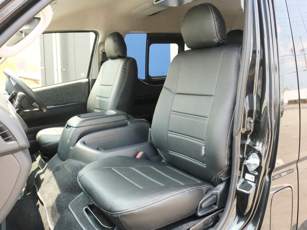 FLEXオリジナル レザー調シートカバーを装着済み！　車内の高級感を演出すると共に純正シートの保護効果も期待出来ます。