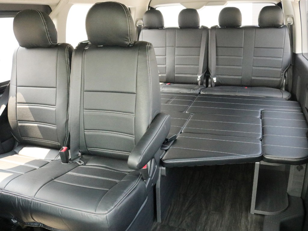 2列目シート、4列目シートにもレザー調シートカバーが設置されています。シートアレンジはフルフラット車中泊モードになっています。