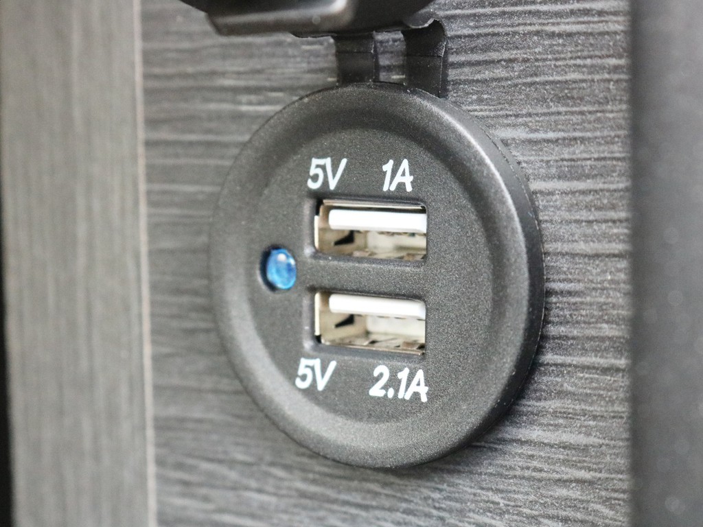 スライドドアを開いて右手にあるVer1用のボックスにはUSB充電端子が設置されています。携帯電話などモバイル端末の充電などにご活用頂けます。