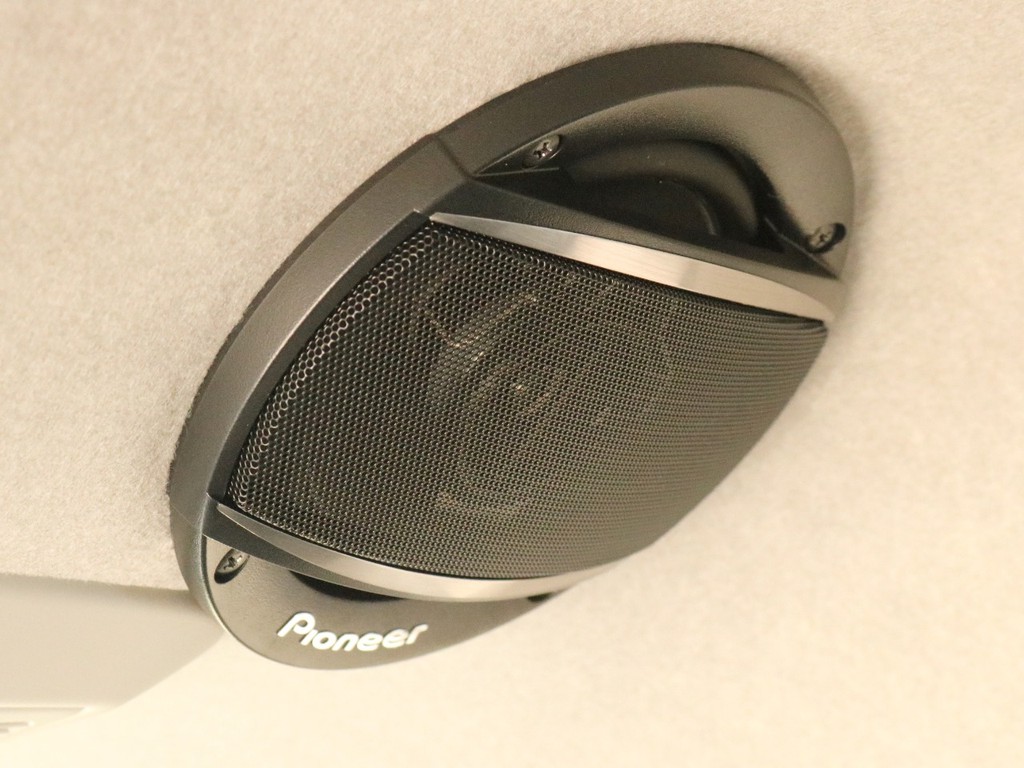 フリップダウンモニターの両脇には後席に素晴らしい音響を与えるルーフスピーカーが設置されています。