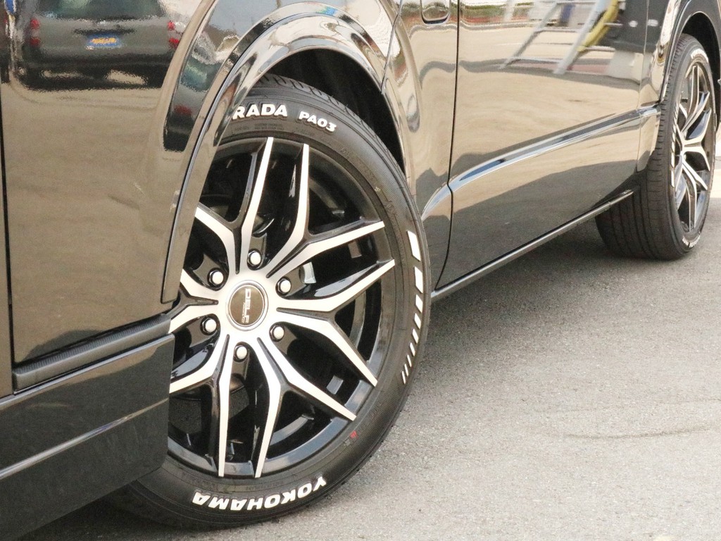 FLEXオリジナルDelf01 18インチAWを装着済み！　タイヤはYOKOHAMA　PARADA　PA03を合わせました。