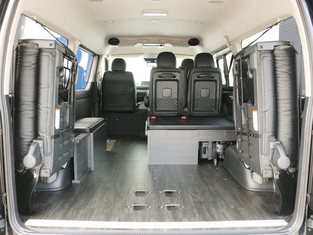 リヤハッチを開き4列目シートを跳ね上げると、10人乗りワゴンなのに十分な荷室スペースが確保されています。床張りフローリング施工済みなので、車内が安定する他、水拭き可能なのでお手入れも楽になります。