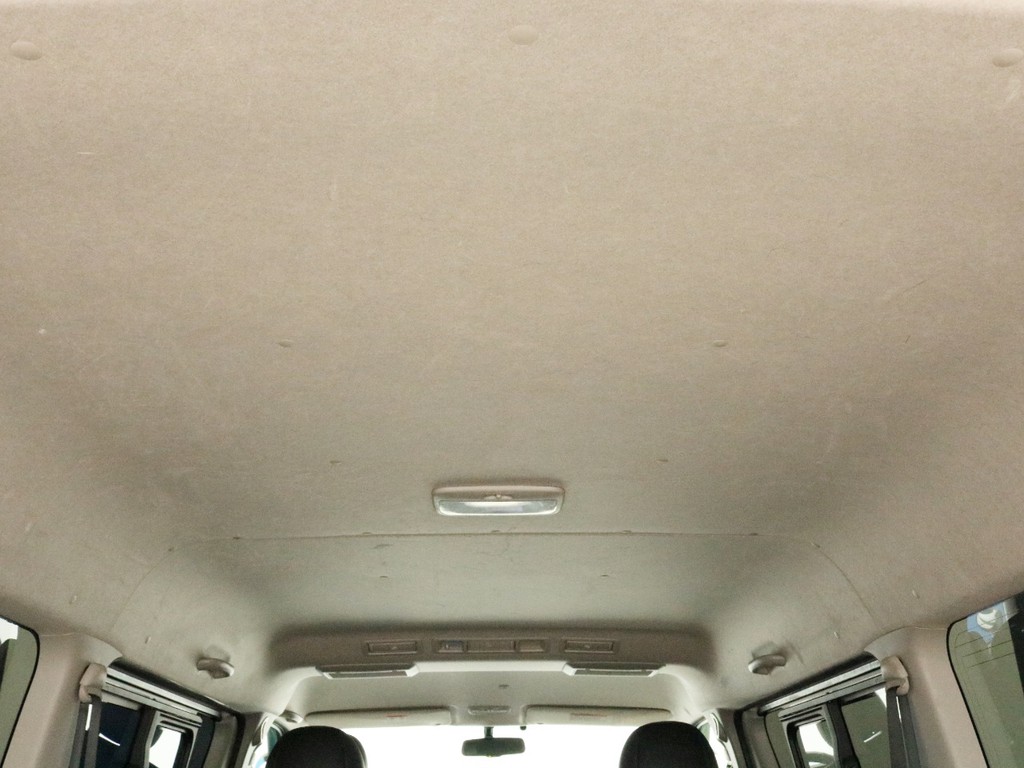 中古車両で気になるのが天井の傷や汚れです。この車両は傷や汚れが比較的少なく、天井も綺麗な状態を保っています。