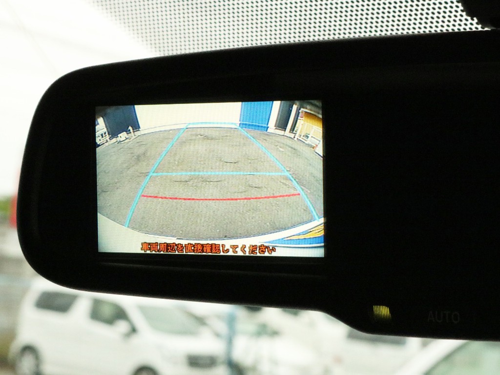 バックカメラモニター内蔵自動防眩ミラーを完備！　バックカメラの映像はルームミラー左側に描写されます。
