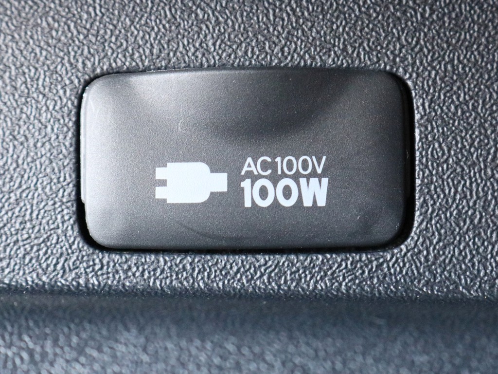 あると便利なAC100V電源も設置されています。携帯電話等のモバイル端末の充電にご活用頂けます。