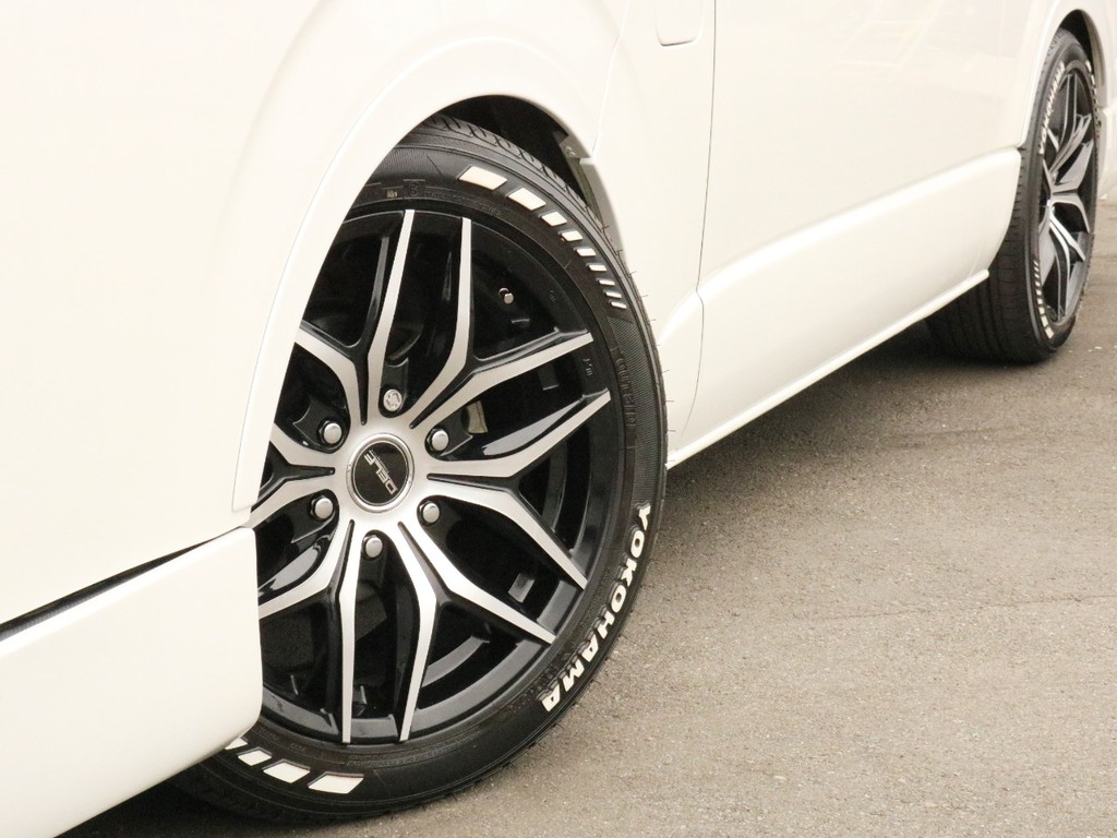 FLEXオリジナルDelf01 BLACK POLISH 18インチAWを装着済み！　タイヤはYOKOHAMA　PARADA　PA03を合わせました。