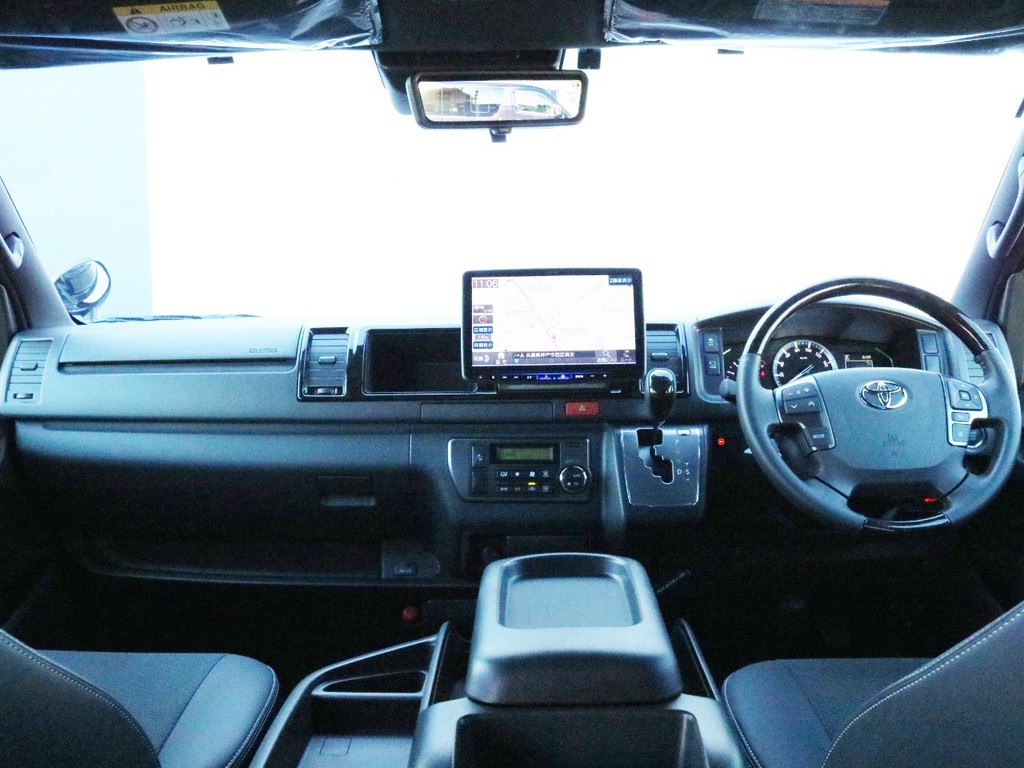 内装はダークプライムⅡ特別仕様を活かしつつ、電装系にはBIG-X11インチフローティングナビを搭載！　勿論、ハイウェイドライブの必需品ETCも完備しています。