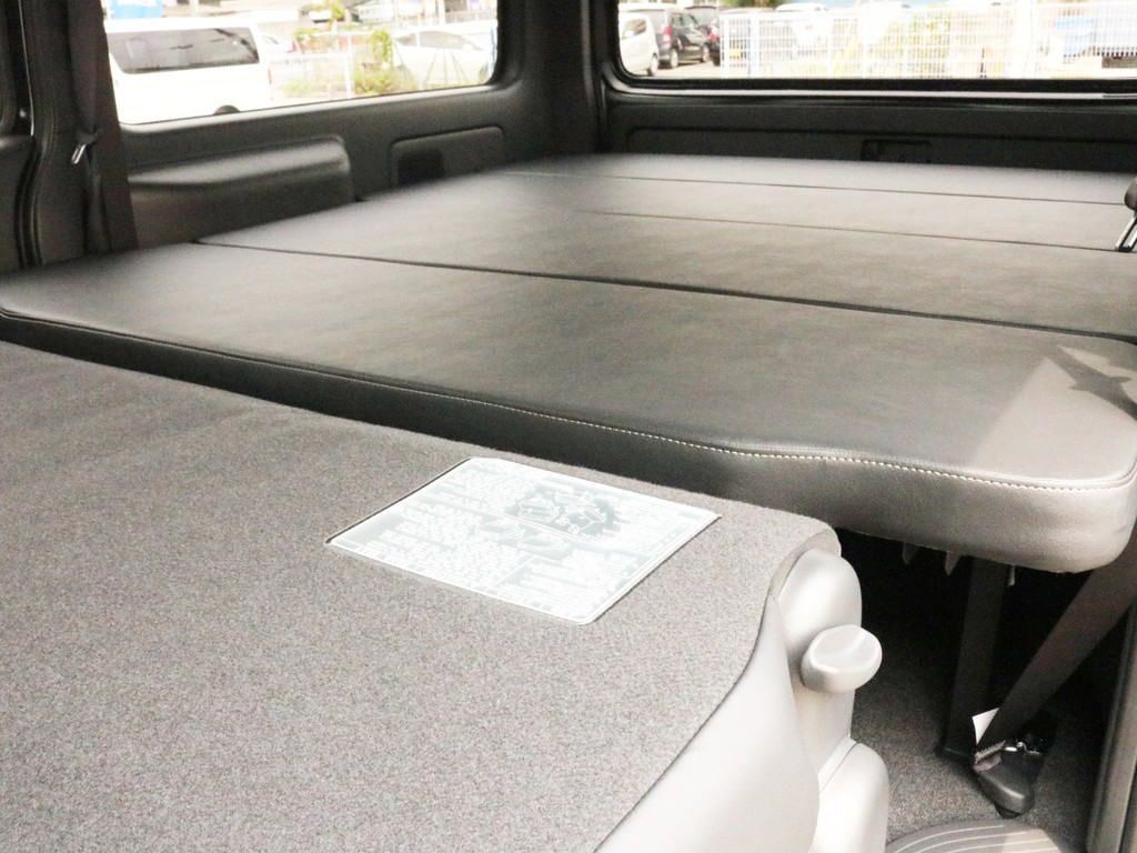 2列目シートを前方へ倒すことによって荷室全体をほぼフルフラット化することが可能です。